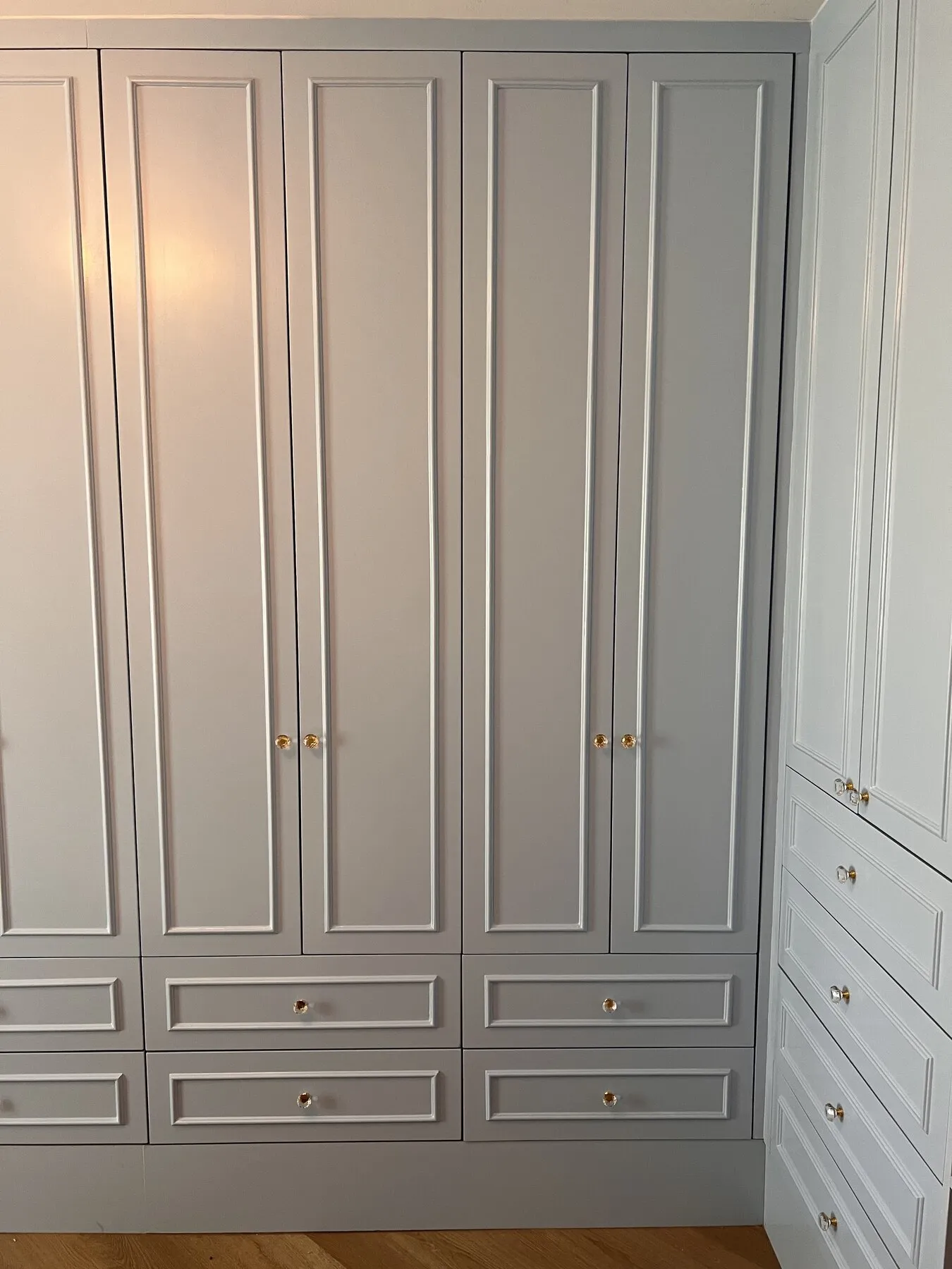 Frente de clóset con puertas molduradas y dos filas de cajones