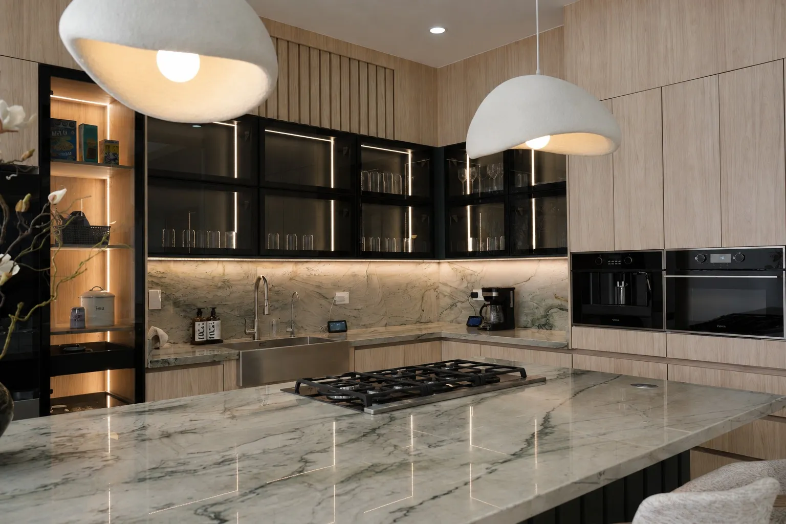 Cocina entregada por Kastell, vista general con isla y campanas