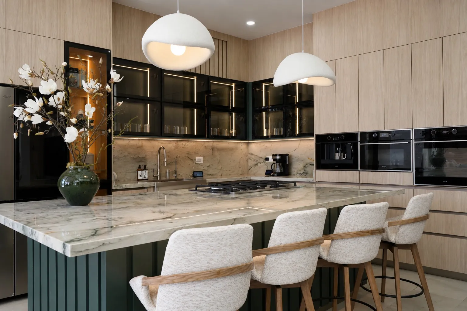 Cocina entregada por Kastell con isla de mármol verde y alacenas de vidrio con marco negro