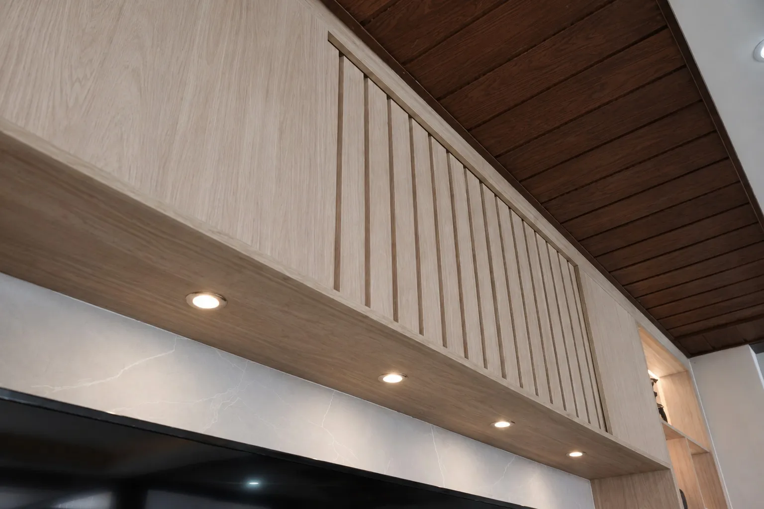 Detalle de plafón de madera y panel de listones con luces embutidas, en una obra entregada por Kastell
