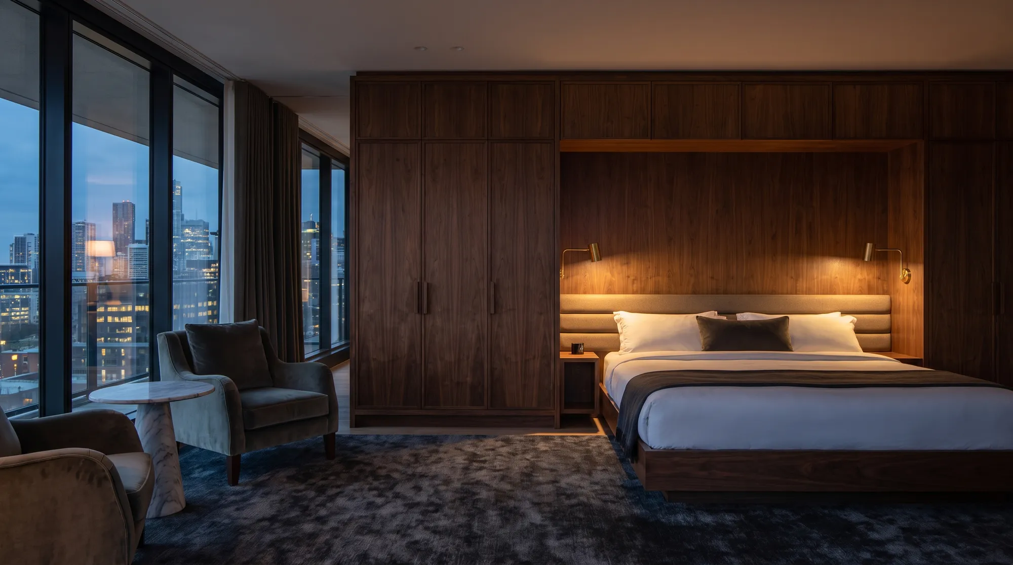 Habitación de hotel con guardarropa y cabecera a la medida en nogal