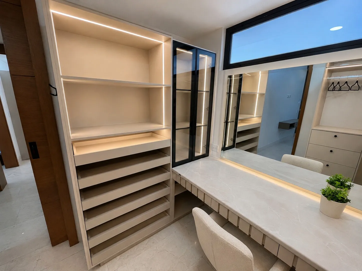 Vestidor entregado por Kastell con zapatera de repisas inclinadas y tocador iluminado